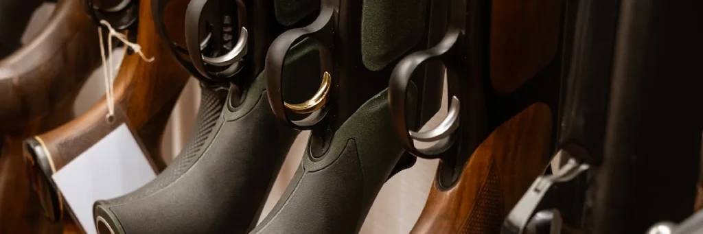 Gevärskolvar i vapenställ i JG Jakts butik